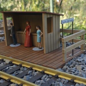 Traťová zastávka, drevená